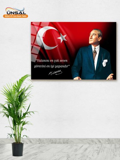 Vatanını En Çok Seven, Görevini En İyi Yapandır Cam Tablo Ürün Görseli