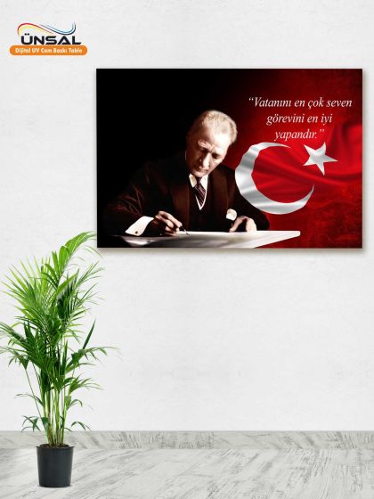 Vatanını En Çok Seven, Görevini En İyi Yapandır Cam Tablo Ürün Görsel,